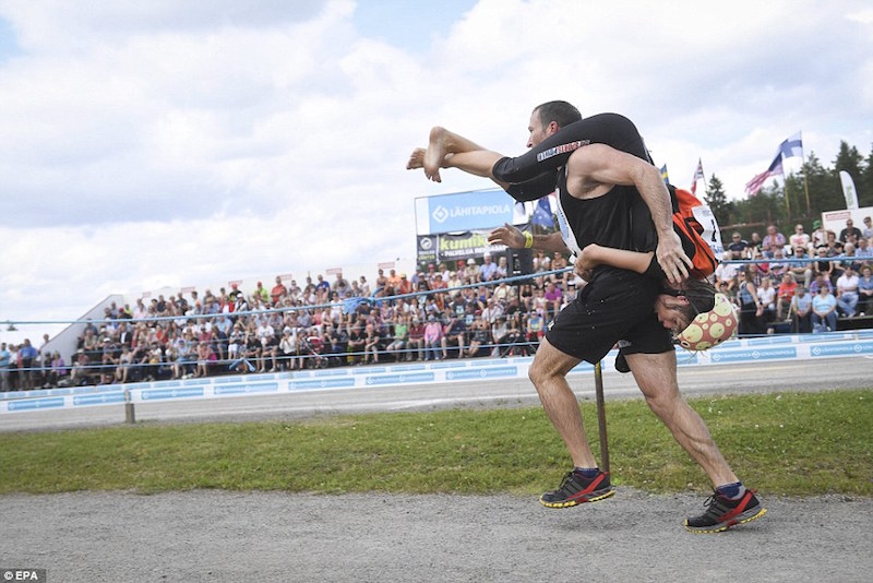 wife carrying4