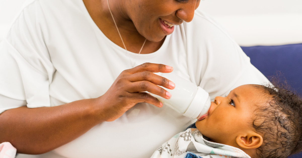 Are You Holding Your Baby Correctly When Bottle Feeding? – Minbie US